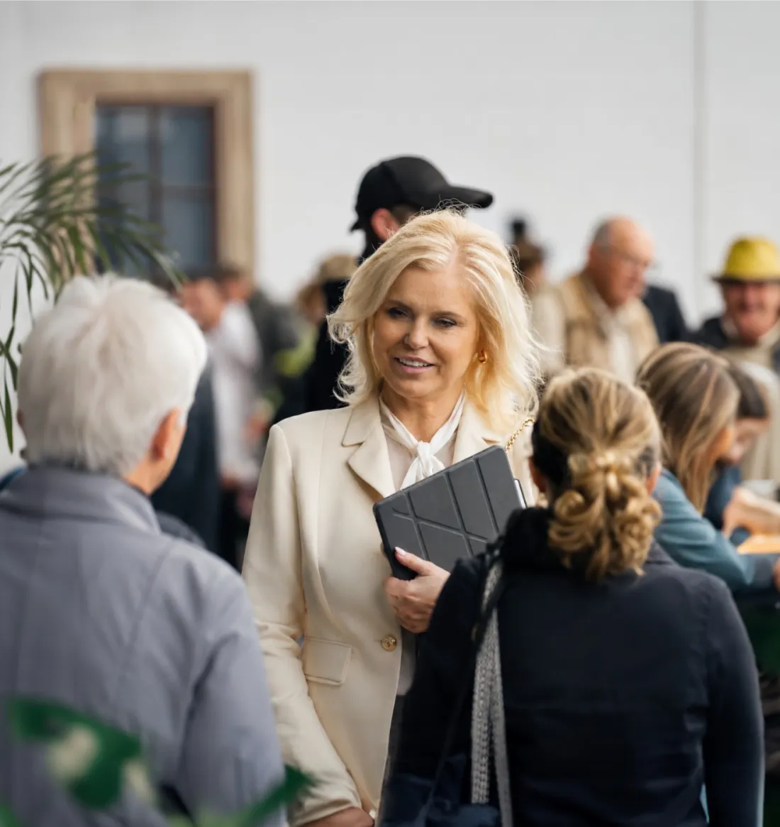 Monika Nebeská mezi lidmi